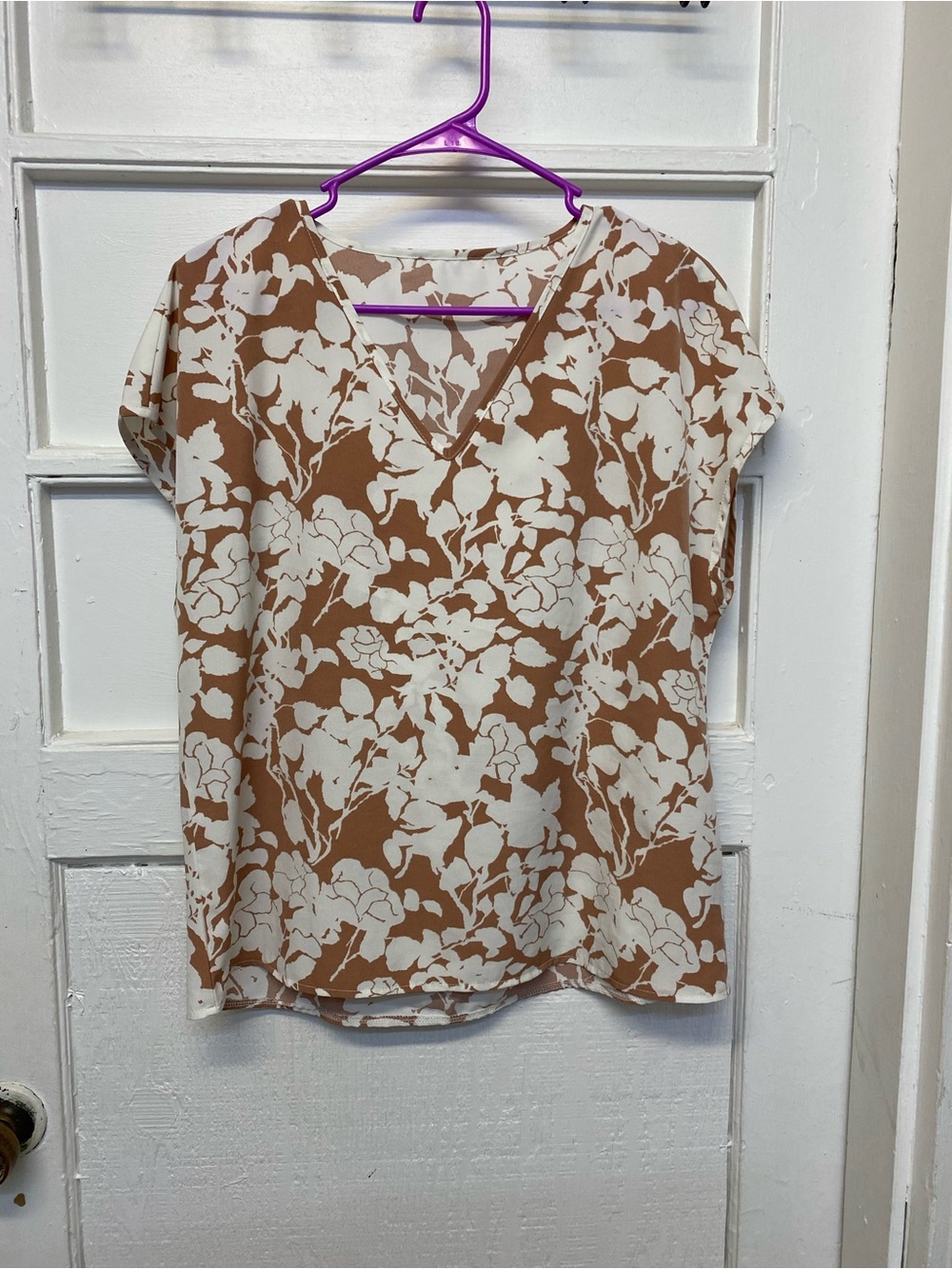 Emery Rose beige floral V-neck blouse, women’s summer sleeveless top size Large